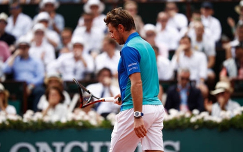 Bế tắc trước Nadal, Wawrinka nổi nóng đập nát vợt