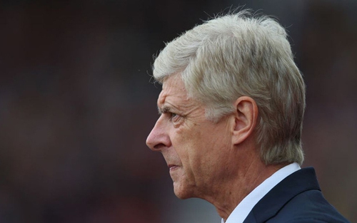 Fan Arsenal đổ lỗi cho trọng tài sau trận thua Stoke