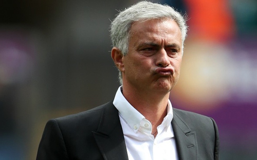 Từ Wenger, bác sỹ CLB tới cậu bé nhặt bóng, còn ai Mourinho chưa gây sự trên đường piste?