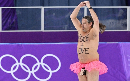 ‘Kẻ phá đám đặc biệt’ tái xuất tại sân trượt băng ở Olympic mùa Đông