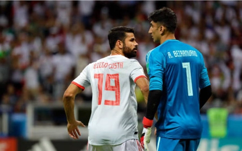 TRANH CÃI: Diego Costa đáng nhận thẻ đỏ trước khi ghi bàn thắng cho Tây Ban Nha