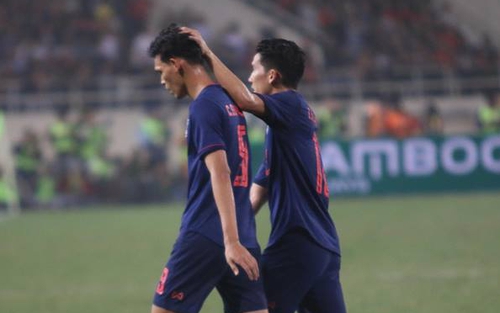 U23 Thái Lan chôn chân ‘chết lặng’ trước pha ném áo của CĐV
