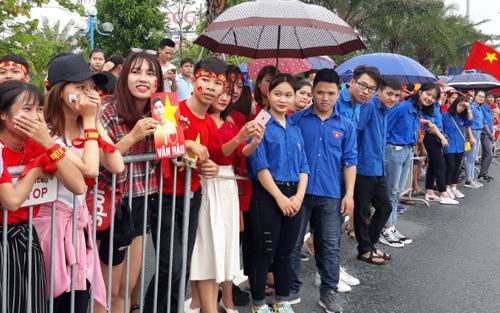 CĐV 'đội mưa' chờ U23 Việt Nam xuống sân bay