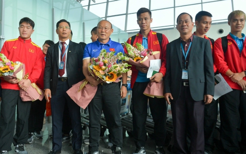 Tuyển Việt Nam lên đường sang Qatar, thực hư chuyện 5 CLB Hàn Quốc 'săn' HLV Park Hang Seo