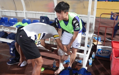 Xót xa trước cảnh Duy Mạnh đổ gục xuống sân sau pha vào bóng thô bạo của Tăng Tiến