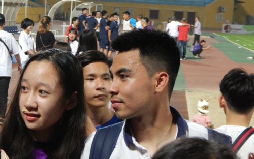 Đá dự bị, 'sao' U23 Việt Nam vẫn bị fan 'bao vây' sau trận
