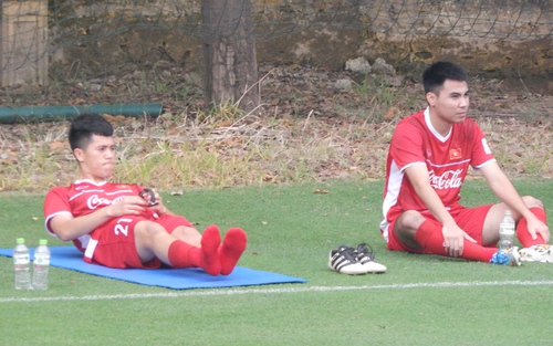 Đình Trọng chấn thương, HLV Kim Chi sốc trước màn loạn đả của học trò