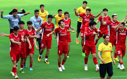 Tuyển Việt Nam trở lại tập luyện, HLV Park nổi nóng với học trò