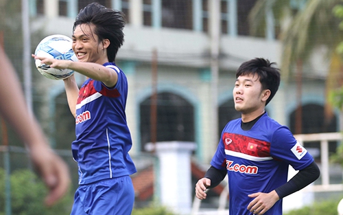 Bầu Hiển thưởng 'nóng' Hà Nội FC 500 triệu đồng, bầu Đức chúc mừng sinh nhật Tuấn Anh