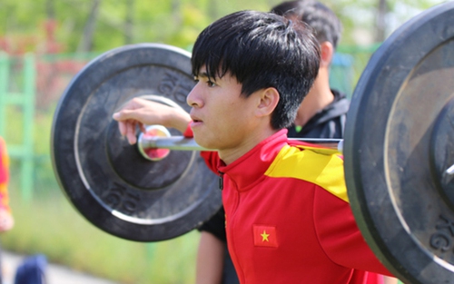 U20 Việt Nam tập gánh tạ trên đất Hàn Quốc