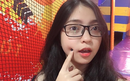 Bạn gái Quang Hải 'livestream' không khí ăn mừng gửi tới U23 Việt Nam