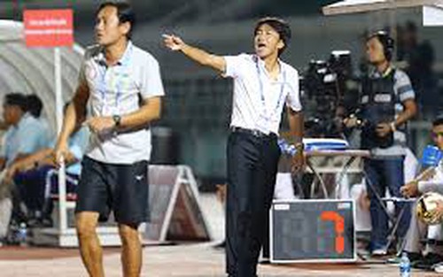 Ông Miura thất vọng với trọng tài, HLV Minh Phương ‘phát điên’ sau trận thua Hà Nội FC