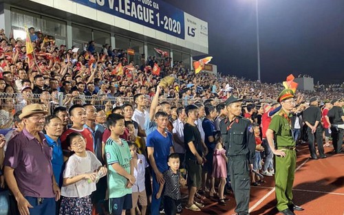 Bóng đá Việt Nam hôm nay: Hà Tĩnh bị phạt 15 triệu vì sự cố 'vỡ sân'. Quang Hải chấn thương dập cơ đùi