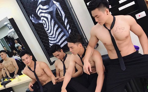 Báo Hàn Quốc 'sốt' với dàn mỹ nam Việt ngực trần phục vụ tiệm tóc