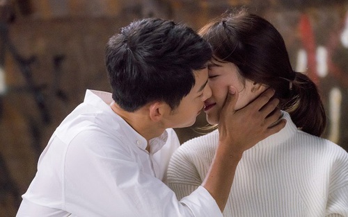 Song Hye Kyo đã bật khóc vì hạnh phúc khi được Song Joong Ki cầu hôn