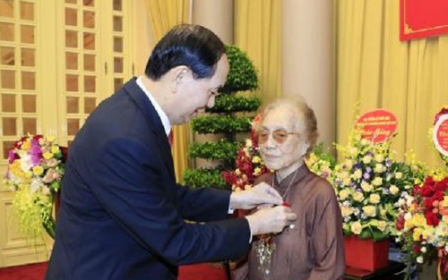 Trao huy hiệu 70 năm tuổi Đảng cho nguyên Phó Chủ tịch nước Nguyễn Thị Bình