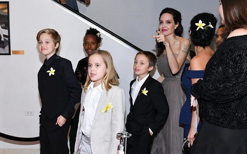 Angelina Jolie khoe hình xăm ‘ràng buộc’ cô với Brad Pitt