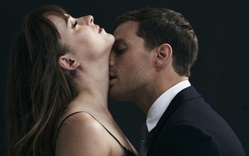 Dakota Johnson chê soái ca ’50 sắc thái’ là ồn ào và thô lỗ khi quay cảnh ‘nóng’