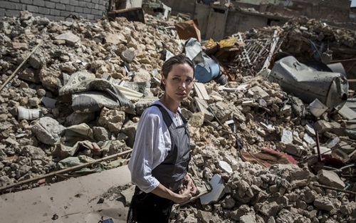 Angelina Jolie lao vào tử địa Mosul khi IS rời đi chưa được bao lâu