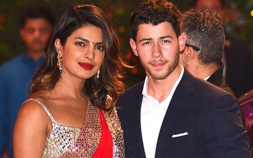 Nick Jonas cười phớ lớ khi cưới được bạn gái lớn tuổi Priyanka Chopra ở Ấn Độ
