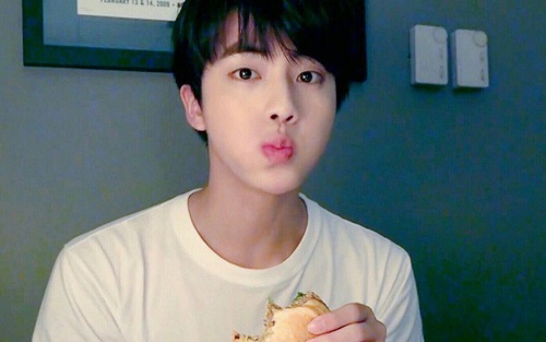 Đúng là chỉ có ‘thánh ăn’ Jin BTS mới tặng quà cho fan như thế nào