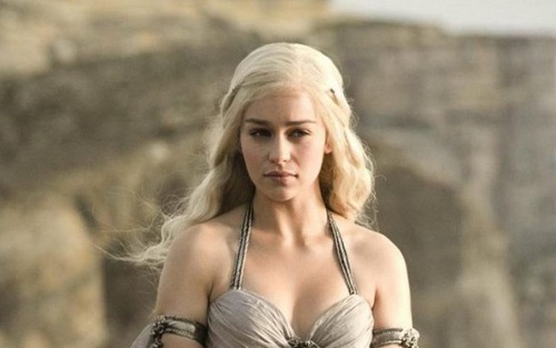 Hở quá nhiều trong ‘Trò chơi vương quyền’, Emilia Clarke từ chối đóng ‘50 sắc thái’