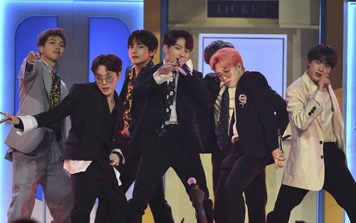 Cười vỡ bụng trước phản ứng của fan khi có cơ hội thành quản lý cho BTS