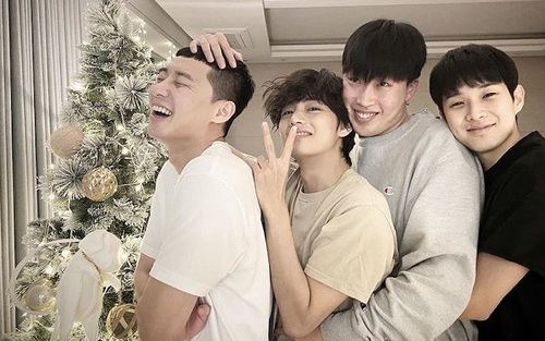 V BTS đẹp không tì vết trong ảnh ẩn ý hợp tác với bạn thân