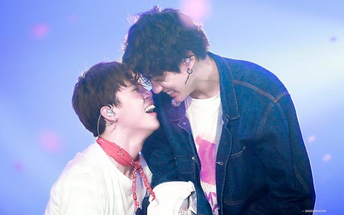 Jungkook đối xử đặc biệt quá mức với Jimin khiến các huynh BTS ‘bất bình’