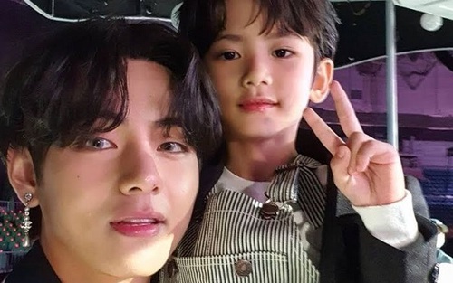 V BTS đích thân tặng quà ‘khủng’ cho phiên bản nhí