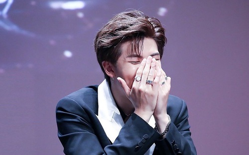 Đến RM BTS cũng phải làm duyên làm dáng khi ‘xin xỏ’ điều này