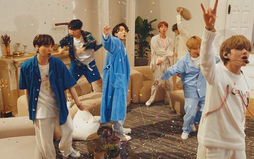 ARMY phát hiện ra điều thú vị giữa ‘Boy In Luv’ và ‘Boy With Luv’ của BTS