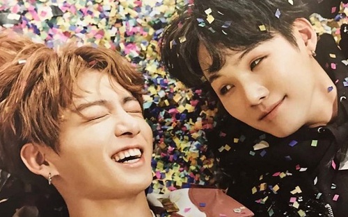 Giả thuyết chiếc áo đau lòng về Jungkook và Suga trong ‘BTS Universe’