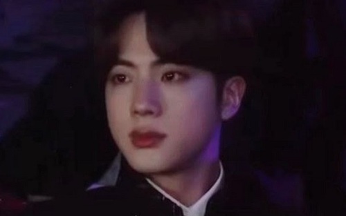 Jin BTS đẹp ‘như một vị thần’ khi trang điểm