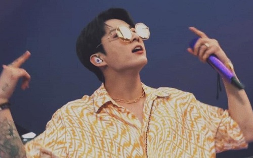 Rapper Jungkook BTS gây choáng vì mặc croptop rap