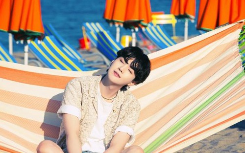 Suga BTS để trống ngón đeo nhẫn vì lý do siêu ngọt ngào