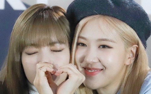 Món quà giản dị của Rose khiến Lisa Blackpink xúc động nhất