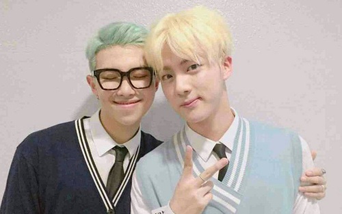 BTS: RM xúc động rụng rời trước món quà ý nghĩa từ Jin