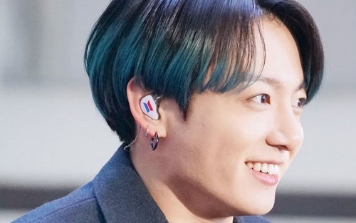 Ai mà Jungkook BTS ‘ngược đường ngược nắng’ hớn hở lao tới ôm