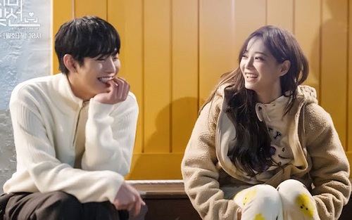 ‘Hẹn hò chốn công sở’: Se Jeong tả cảnh hôn ‘chim thủy tổ’ Hyo Seop nghe mà sợ