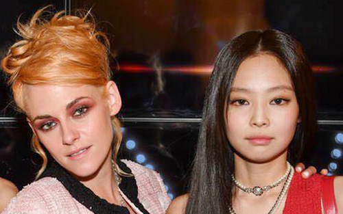 Jennie Blackpink mặc cùng đồ Kristen Stewart, ai mới là ‘Nàng thơ Chanel’?