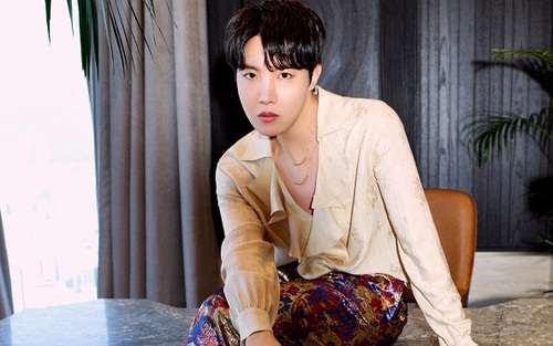 J-Hope BTS diện mạo độc lạ bay sang Mỹ diễn Lollapalooza