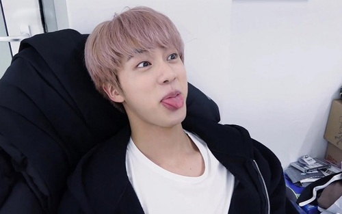 Jin BTS pha trò về ảnh IU trên Instagram của J-Hope, Jungkook bỗng bị réo tên