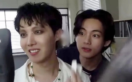 J-Hope BTS cười không ngớt khi V mang quà, đòi đóng cameo trong 'More'
