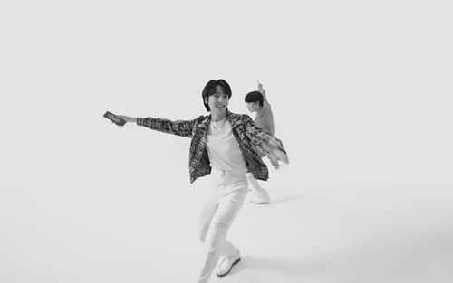 BTS làm MV đen trắng cực phiêu trên nền nhạc Suga sản xuất