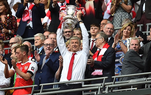 Chiếc cúp FA không đủ để níu chân Wenger?