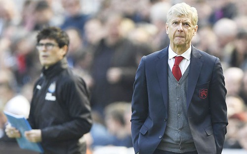 Wenger đã già nua và cạn kiệt ý tưởng, nên ra đi để cứu Arsenal