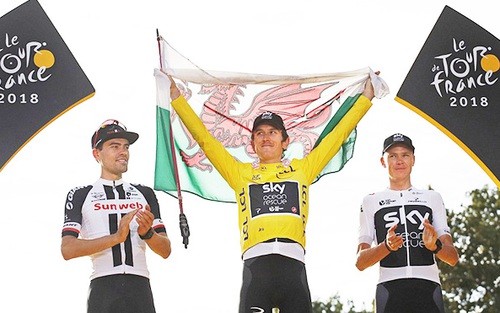 Giành áo vàng Tour de France, Geraint Thomas uống rượu mừng trên đường về đích