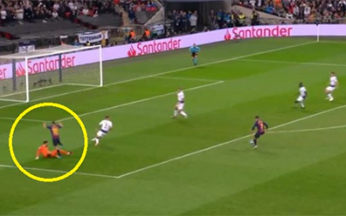 Thủ môn Lloris bị chê IQ thấp, say rượu, bán độ… vì sai lầm điên rồ trước Barca