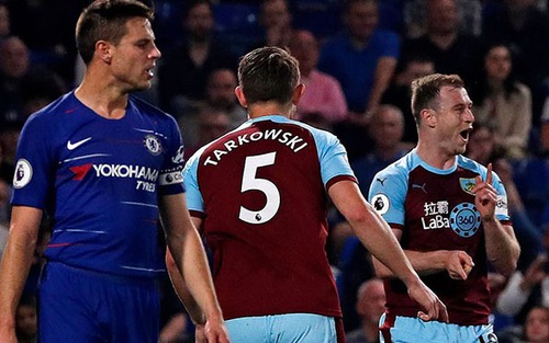 VIDEO Chelsea 2-2 Burnley: Chelsea mất điểm, MU, Arsenal mừng thầm